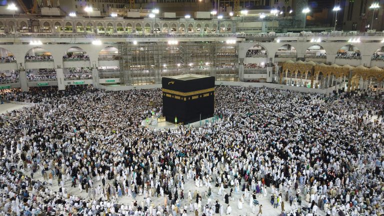 Viral Waria Pakai Hijab Saat Umroh, Apa Hukumnya dalam islam?