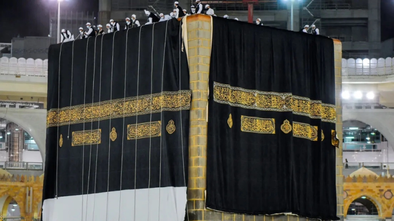 Intip Prosesi Penggantian Kiswah Ka’bah! Tradisi Satu Abad!