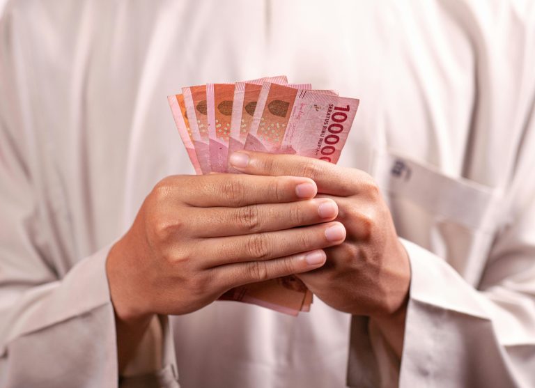 Berangkat Umroh atau Melunasi Utang, Mana yang Lebih Utama?