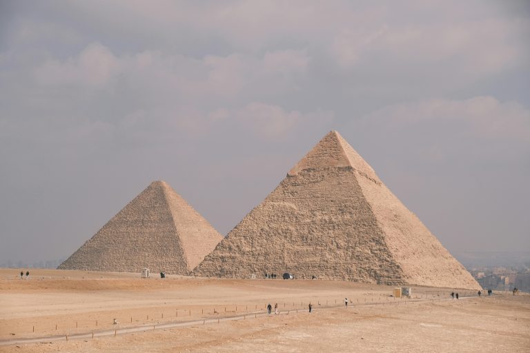 Nekat Banget! Demi Konten Remaja Ini Panjat Piramida Giza!